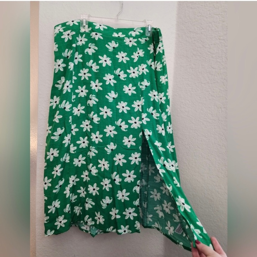 NEW AVA AND VIV Green Floral Skirt with White Daisies SIZE 1X